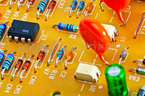 有電子元件的板子。
